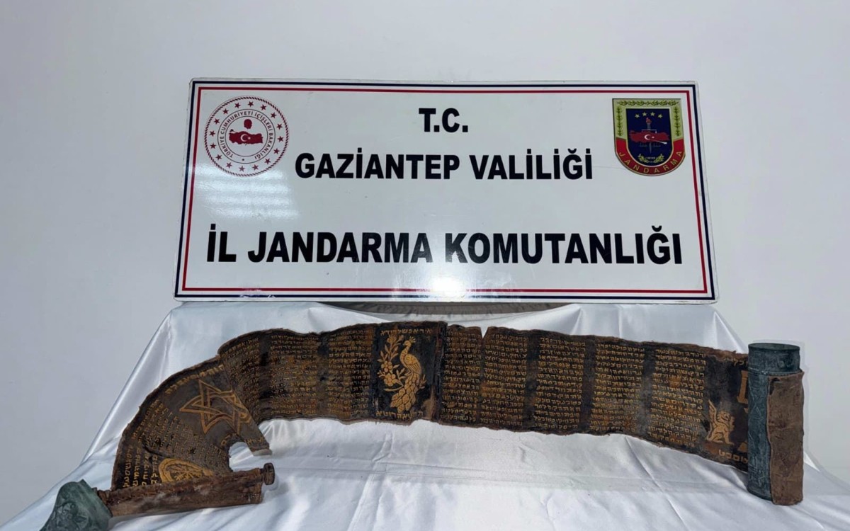 Gaziantep’te Piton Derisine Yazılmış İbranice Altın Kitap Ele Geçirildi